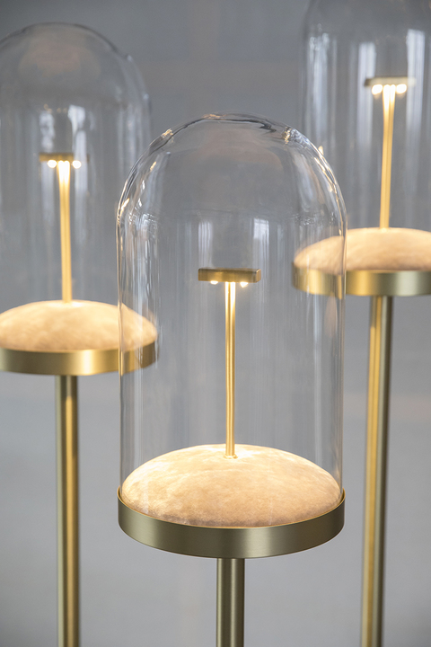 Gehoorzaamheid ballon ontwerper Glazen stolpen met licht op Beurs Plug uit België - Kunst & Licht